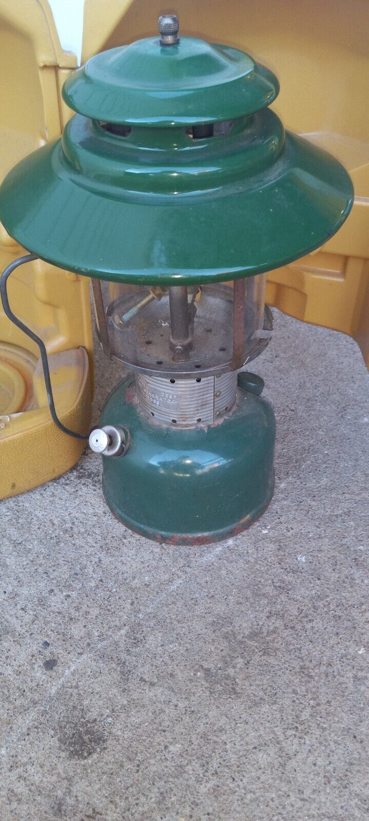 Vintage 1972 Coleman Big Hat lantern 220E5891 / 228F w/ Clam Shell Carrying Case