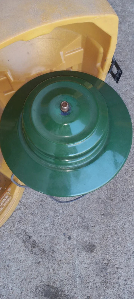 Vintage 1972 Coleman Big Hat lantern 220E5891 / 228F w/ Clam Shell Carrying Case