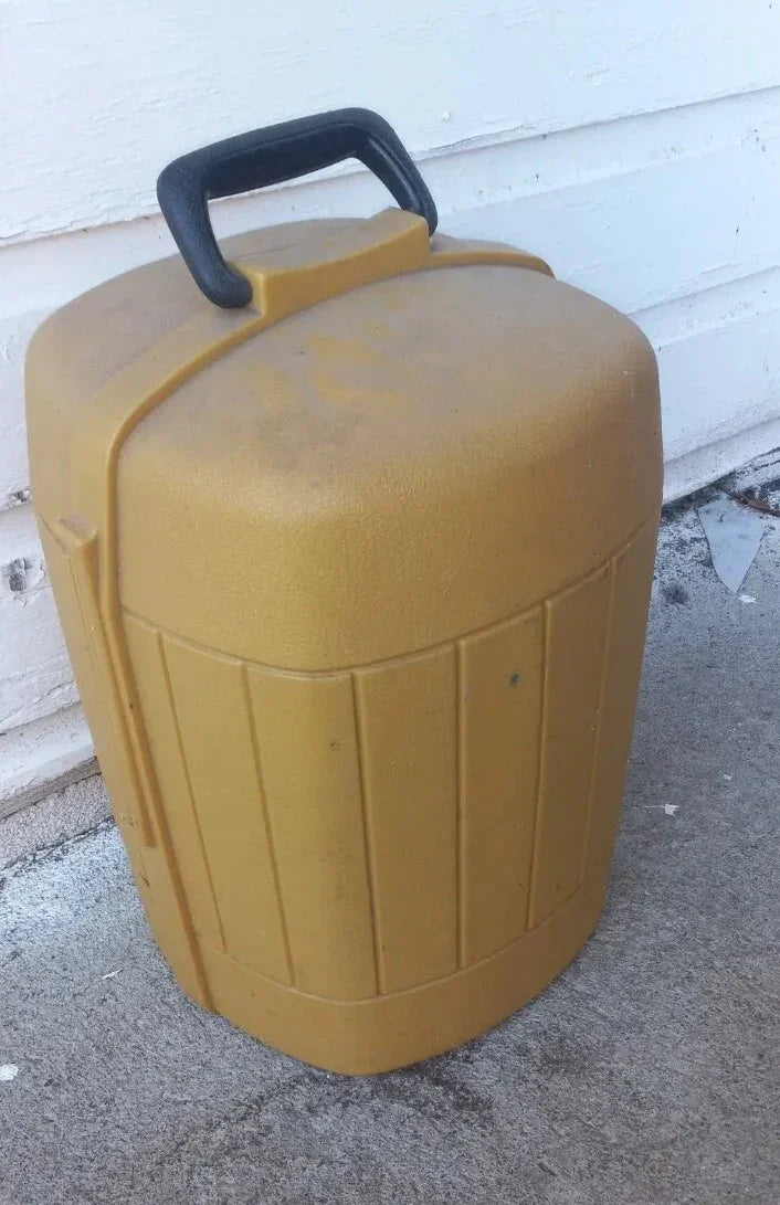 Vintage 1972 Coleman Big Hat lantern 220E5891 / 228F w/ Clam Shell Carrying Case