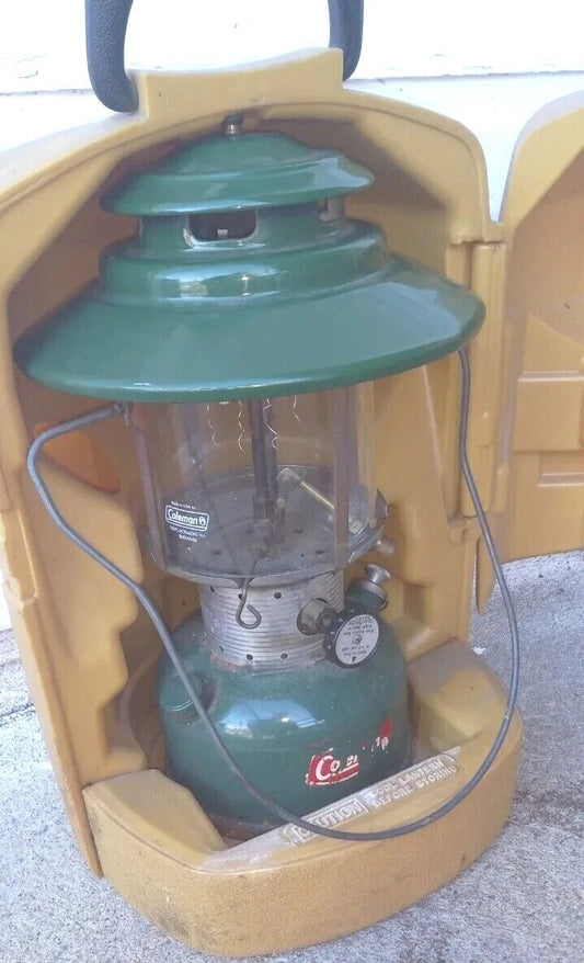 Vintage 1972 Coleman Big Hat lantern 220E5891 / 228F w/ Clam Shell Carrying Case