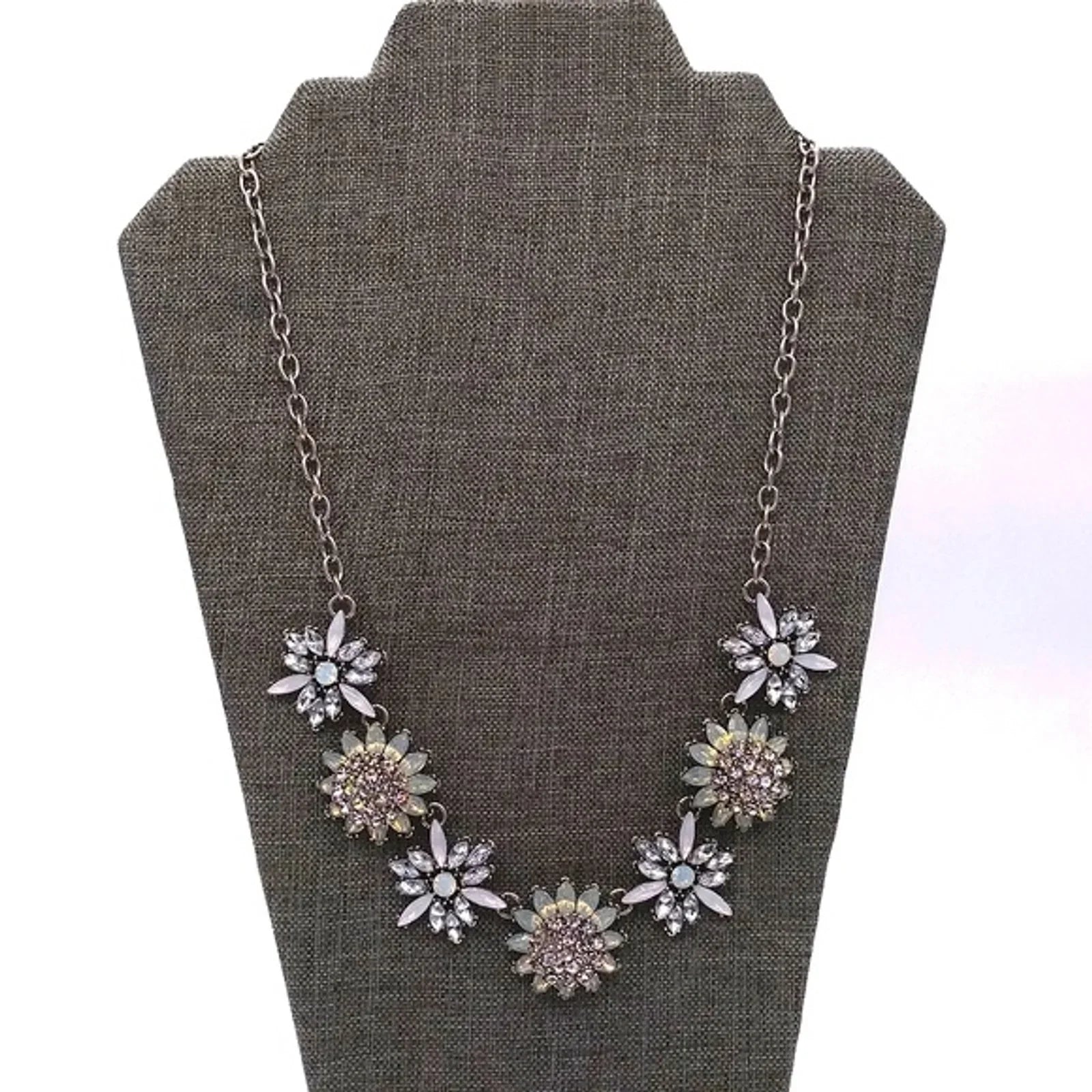 Flawless CHICO'S 22" Statement Flower Bib Collar Necklace with 4" extension