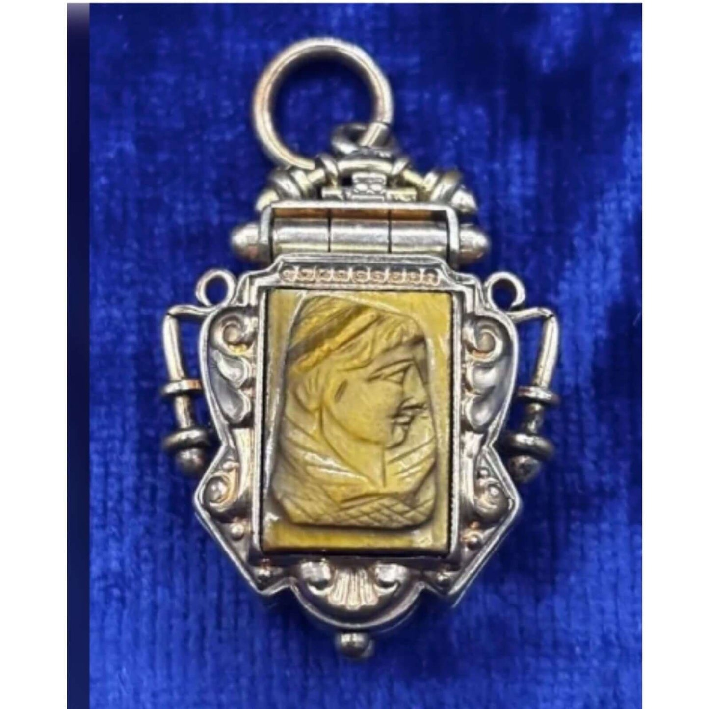Antique 19th Century Victorian 10K Gold Carved Tiger's Eye & Bloodstone Locket, carved detail shown, circa 1890s.