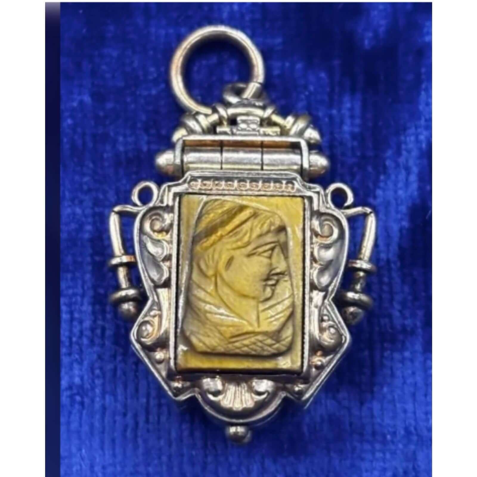 Antique 19th Century Victorian 10K Gold Carved Tiger's Eye & Bloodstone Locket, carved detail shown, circa 1890s.